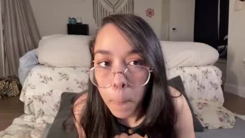 Mae Mariposa  online show from June 18, 2026, 9:09 am