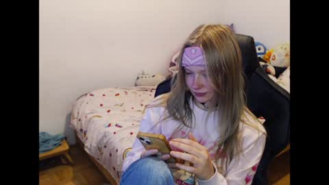 Magdalene Swaggy online show from December 12, 2024, 7:04 pm