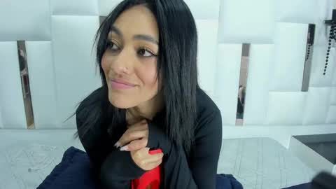 Isa  online show from September 24, 2025, 8:01 pm