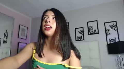 Maia Reficco online show from December 1, 2025, 7:52 pm