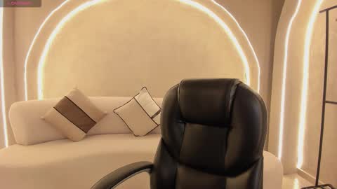  Maia  online show from November 17, 2025, 12:33 pm