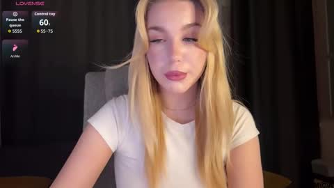 Snapshot of maksisisia chatting on February 20, 2026, 3:56 pm maksisisia online show from February 20, 2026, 3:56 pm