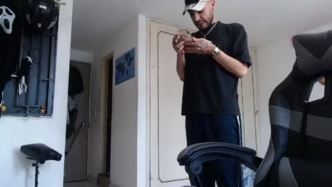 malek_xarx online show from April 1, 2026, 6:27 pm