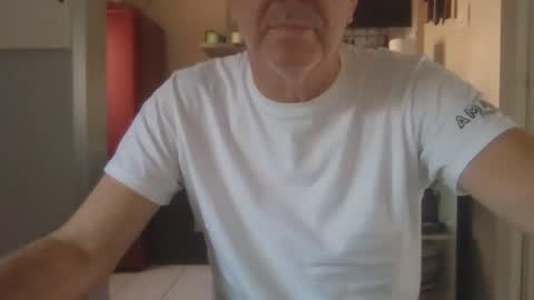 manngrossbite online show from February 6, 2025, 10:15 am