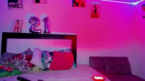 maralinette22 online show from January 15, 2025, 11:40 pm