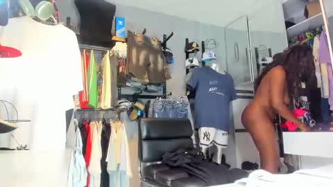 Snapshot of mareiaa chatting on October 17, 2025, 7:05 pm Mareia online show from October 17, 2025, 7:05 pm