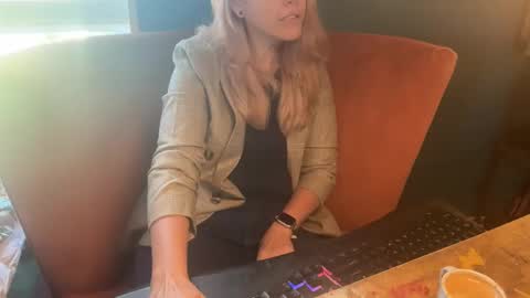 Elle online show from October 29, 2025, 3:14 pm