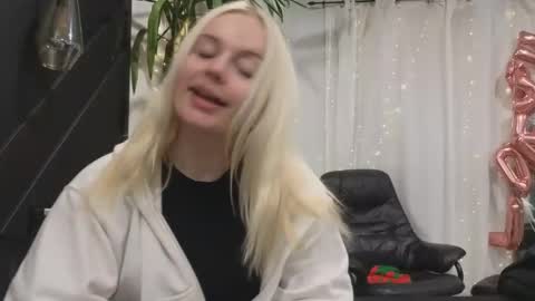 margot_robbie7 online show from February 14, 2025, 3:00 am