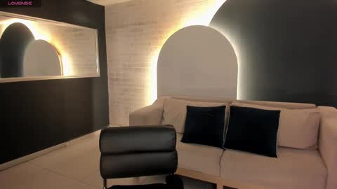 MARIA HERRERA  online show from November 21, 2025, 9:35 pm