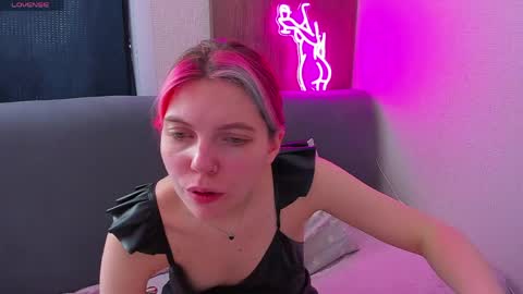 Snapshot of marie_reyess chatting on April 5, 2026, 7:05 am Marie 3 online show from April 5, 2026, 7:05 am