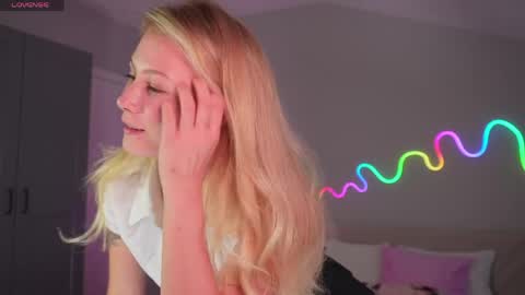 Snapshot of marisii chatting on April 10, 2026, 5:06 pm Mary online show from April 10, 2026, 5:06 pm