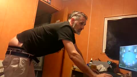 markbcnx online show from September 30, 2025, 10:04 pm