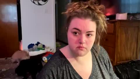 maroon_moon online show from February 16, 2025, 7:49 pm