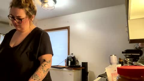 maroon_moon online show from February 18, 2025, 10:47 pm