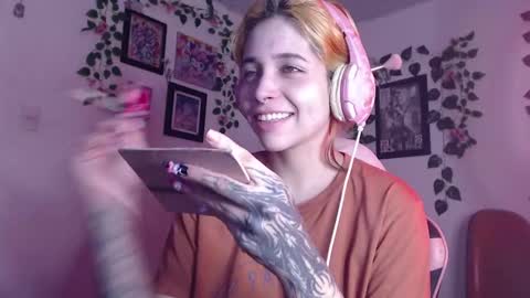 Snapshot of mary_janness chatting on December 19, 2024, 6:01 am                      100   online show from December 19, 2024, 6:01 am