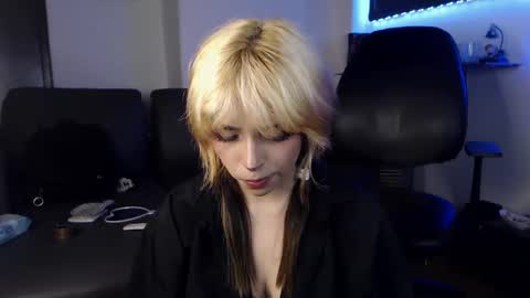 Snapshot of mary_janness chatting on February 21, 2025, 11:54 pm                      100   online show from February 21, 2025, 11:54 pm