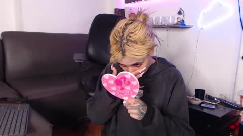 Snapshot of mary_janness chatting on March 7, 2025, 6:24 am                      100   online show from March 7, 2025, 6:24 am