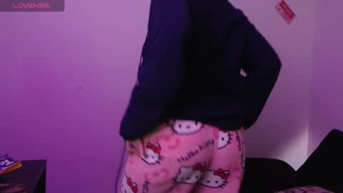 Snapshot of mary_janness chatting on October 24, 2025, 7:54 pm                      100   online show from October 24, 2025, 7:54 pm