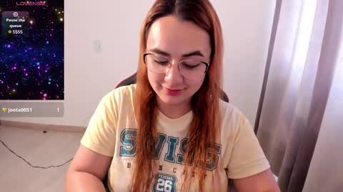 Dulce Maria online show from November 18, 2025, 3:38 pm