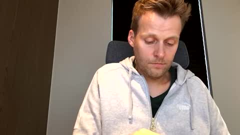 Max take off clothes online show from December 4, 2025, 1:09 pm