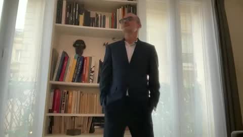 Snapshot of maxbow chatting on December 1, 2025, 1:38 pm Max Mikado online show from December 1, 2025, 1:38 pm