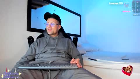 MAXI      online show from October 11, 2025, 4:33 am