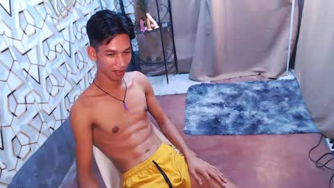 Snapshot of maxiebunny99 chatting on February 7, 2025, 2:26 pm Reyn online show from February 7, 2025, 2:26 pm