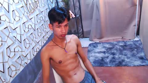 Snapshot of maxiebunny99 chatting on February 8, 2025, 4:04 pm Reyn online show from February 8, 2025, 4:04 pm