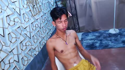 Snapshot of maxiebunny99 chatting on February 11, 2025, 12:17 am Reyn online show from February 11, 2025, 12:17 am