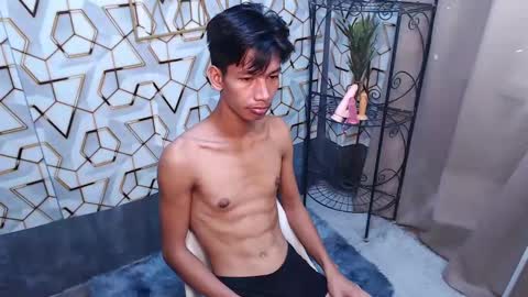 Snapshot of maxiebunny99 chatting on February 24, 2025, 11:52 pm Reyn online show from February 24, 2025, 11:52 pm