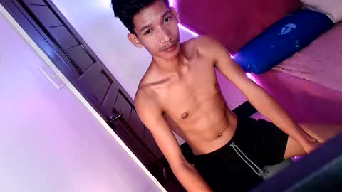 Snapshot of maxiebunny99 chatting on October 9, 2025, 8:23 am Reyn online show from October 9, 2025, 8:23 am