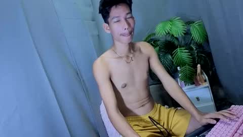 Snapshot of maxiebunny99 chatting on October 14, 2025, 5:08 am Reyn online show from October 14, 2025, 5:08 am