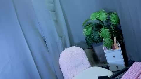 Snapshot of maxiebunny99 chatting on October 14, 2025, 5:14 pm Reyn online show from October 14, 2025, 5:14 pm