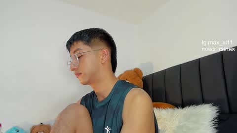 maxx_cortes online show from February 6, 2025, 4:53 am