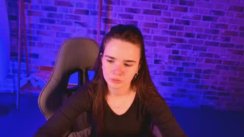 maybloom_ online show from April 18, 2026, 10:08 am