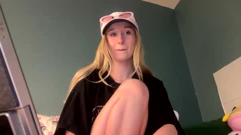 meadowmoon3 online show from April 28, 2026, 11:43 pm