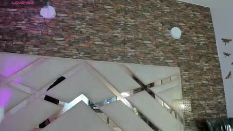     online show from November 25, 2025, 11:21 am