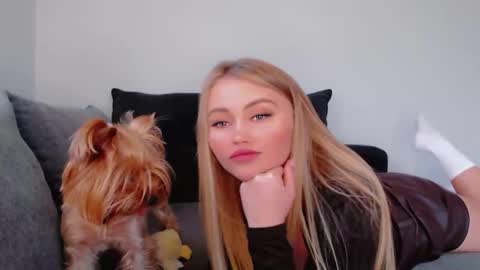 Melania online show from November 19, 2025, 12:27 pm