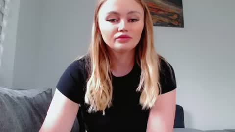 Snapshot of melani_a chatting on June 12, 2026, 11:31 am Melania online show from June 12, 2026, 11:31 am