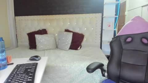 Snapshot of melanie_hh chatting on March 11, 2025, 7:15 am Melanie  online show from March 11, 2025, 7:15 am