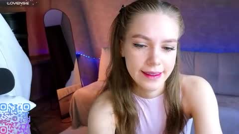 Melee Eva - Thumbs Up please  online show from April 2, 2026, 7:28 am