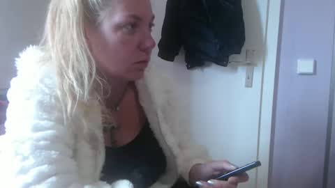 Snapshot of melli23 chatting on May 16, 2026, 12:15 pm Melli online show from May 16, 2026, 12:15 pm