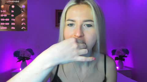 Snapshot of mellina_tey chatting on December 3, 2024, 9:45 pm Mellina online show from December 3, 2024, 9:45 pm