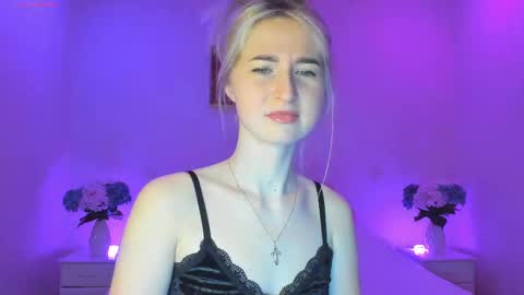 Snapshot of mellina_tey chatting on February 9, 2025, 11:25 pm Mellina online show from February 9, 2025, 11:25 pm