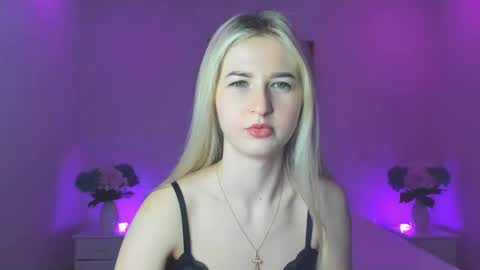 Snapshot of mellina_tey chatting on February 18, 2025, 9:42 pm Mellina online show from February 18, 2025, 9:42 pm
