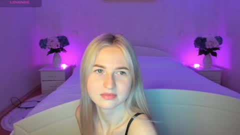 Snapshot of mellina_tey chatting on March 7, 2025, 11:05 pm Mellina online show from March 7, 2025, 11:05 pm