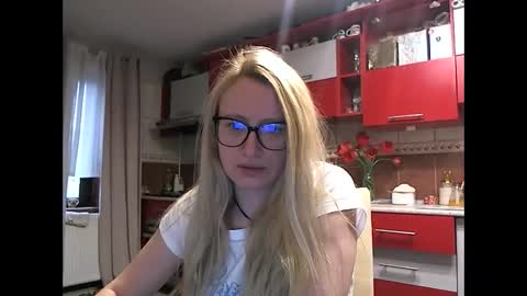 Snapshot of melly_rosey chatting on April 22, 2026, 6:27 am Melly online show from April 22, 2026, 6:27 am