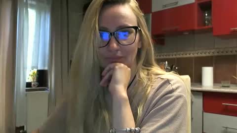 Snapshot of melly_rosey chatting on May 18, 2026, 6:30 am Melly online show from May 18, 2026, 6:30 am