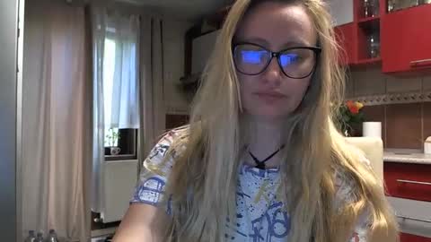 Snapshot of melly_rosey chatting on May 19, 2026, 6:31 am Melly online show from May 19, 2026, 6:31 am
