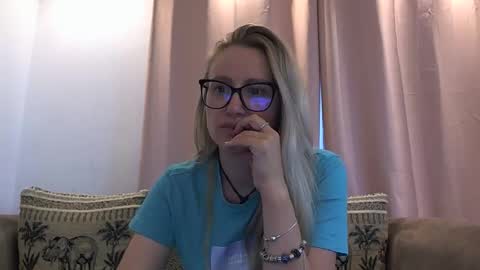 Snapshot of melly_rosey chatting on May 26, 2026, 6:31 am Melly online show from May 26, 2026, 6:31 am